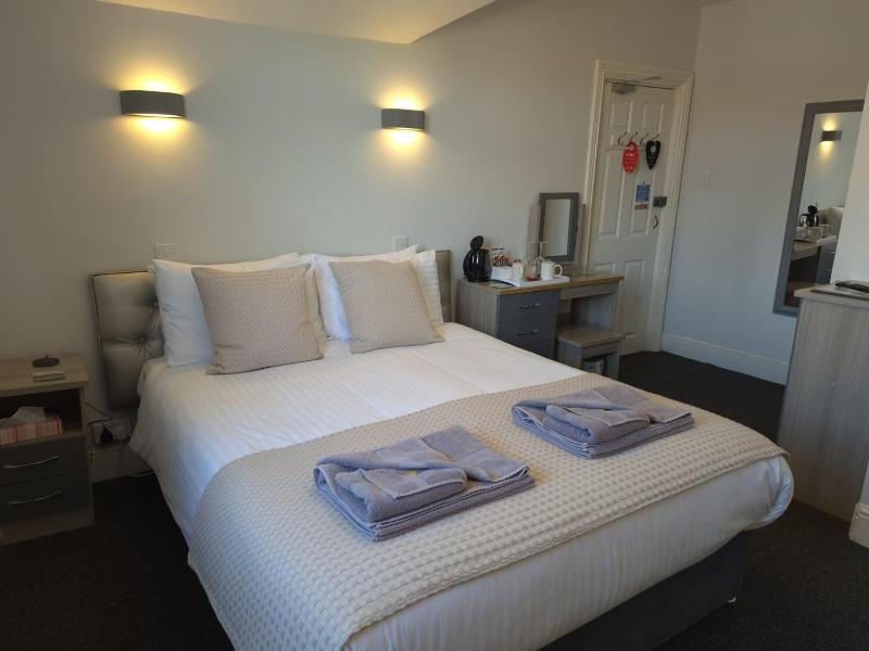 King Room Ensuite with Shower image 3