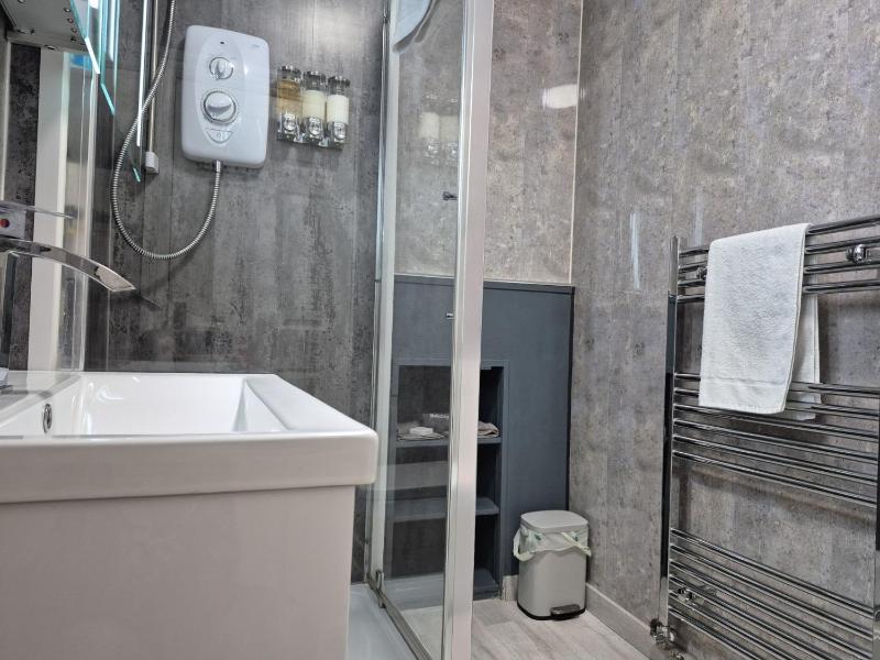 King Room Ensuite with Shower image 4