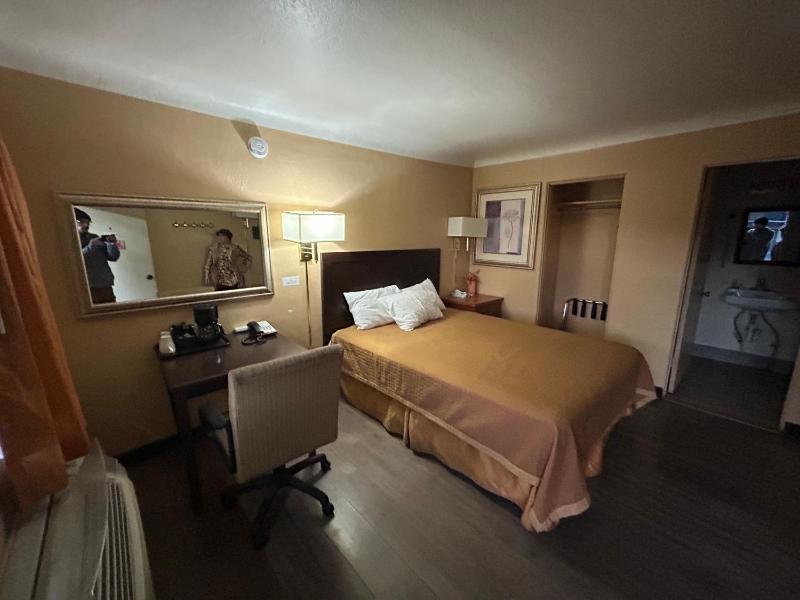 King Room - Non-Smoking image 3
