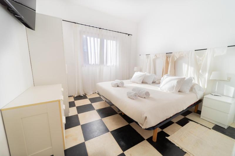 Deluxe Quadruple Room with Terrace image 1