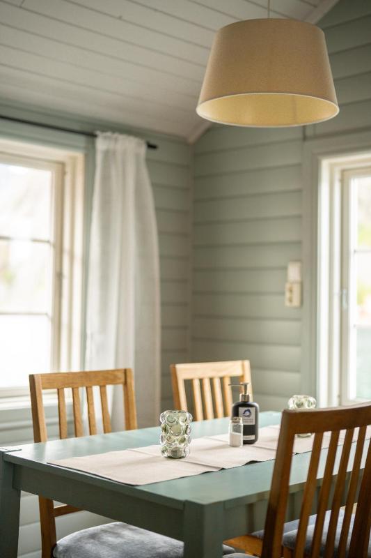 Waterfront Traditional Two-Bedroom Cottage image 3