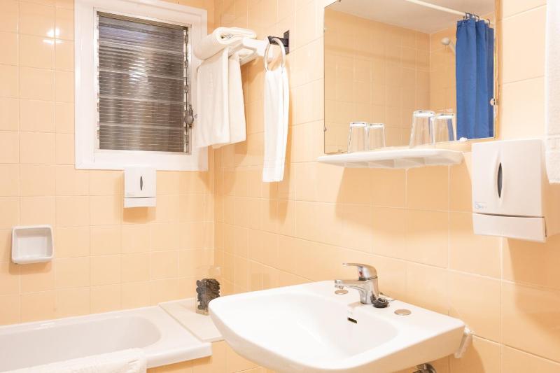 Triple Room (2 Adults + 1 Child) image 2
