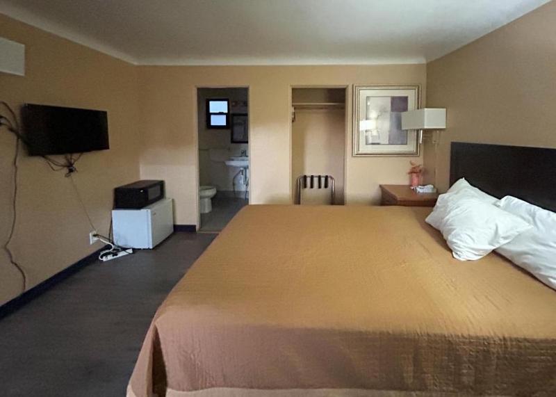 King Room - Non-Smoking image 4