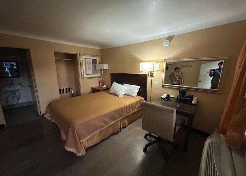King Room - Non-Smoking image 3