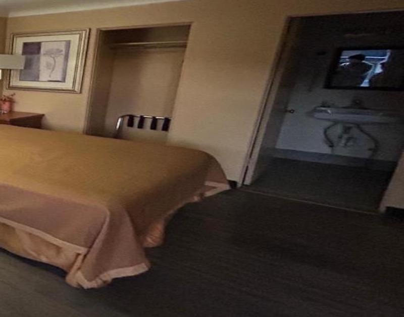 Queen Room with Two Queen Beds - Non-Smoking image 3