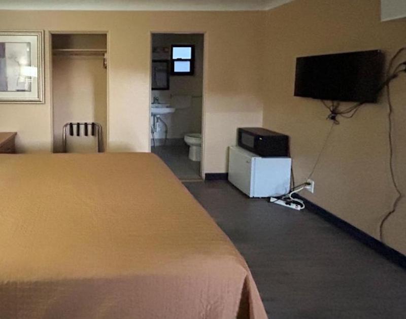 Queen Room with Two Queen Beds - Non-Smoking image 2