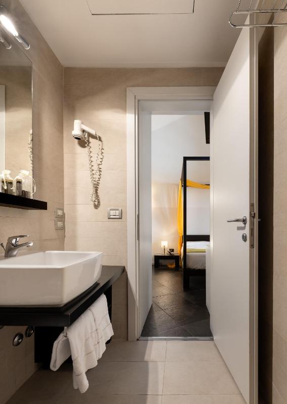 Economy Double Room image 2