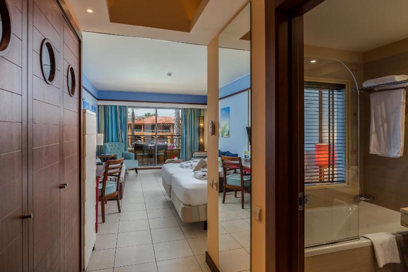 Double Room with Pool View image 1