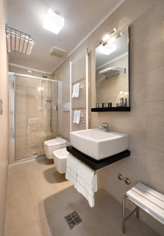 Deluxe Double Room image 2