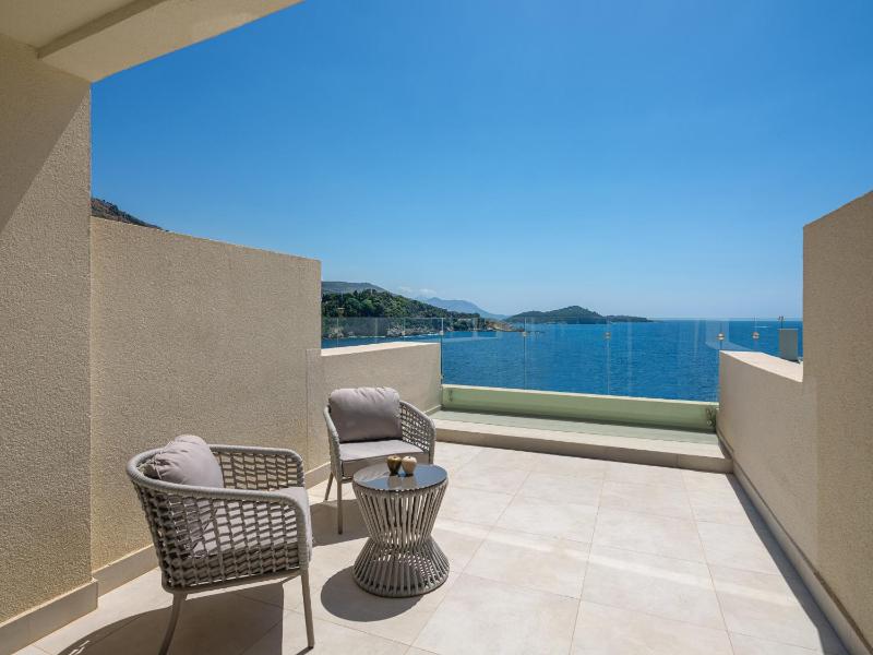 Superior Twin Room with Sea View image 4