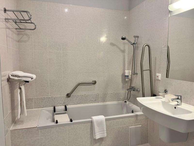 Queen Room - Disability Access image 2
