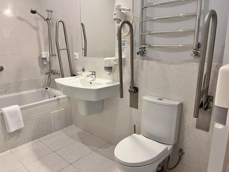 Queen Room - Disability Access image 3