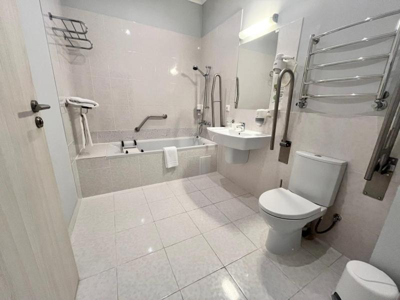 Queen Room - Disability Access image 4