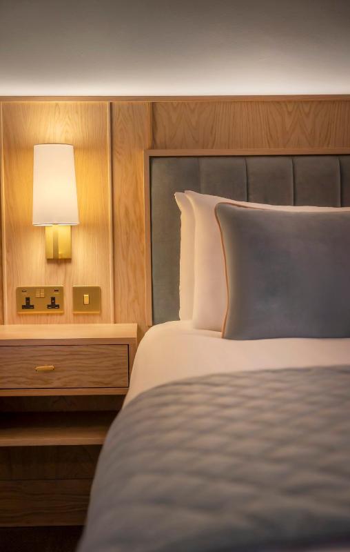 Double and Single Bed Room image 4
