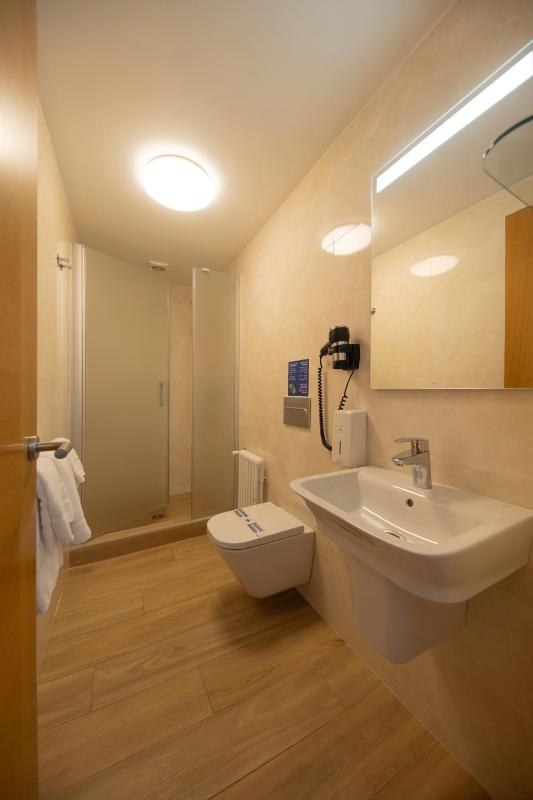 Twin Room image 4