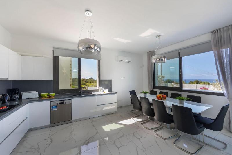 Luxury Paphos Villa Villa Adaris 5 Bedroom Villa Private Swimming Pool - image 2