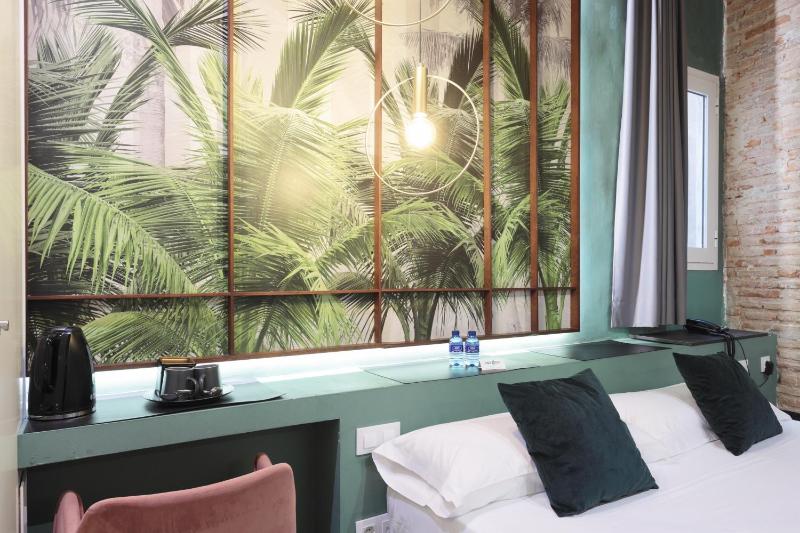 Double Room with Spa Bath image 4