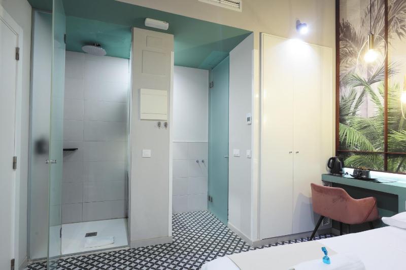 Double Room with Spa Bath image 2