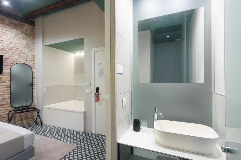 Double Room with Spa Bath image 3