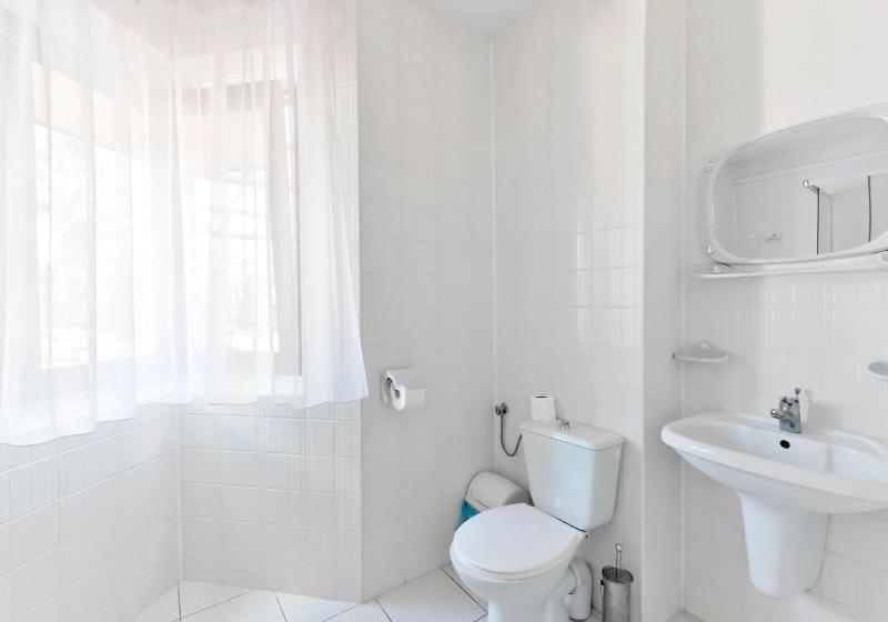 Twin Room image 2