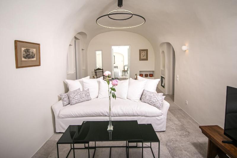 Elegant Santorini Villa Villa Spyros Villa Demi Private Hot Tub - image 14