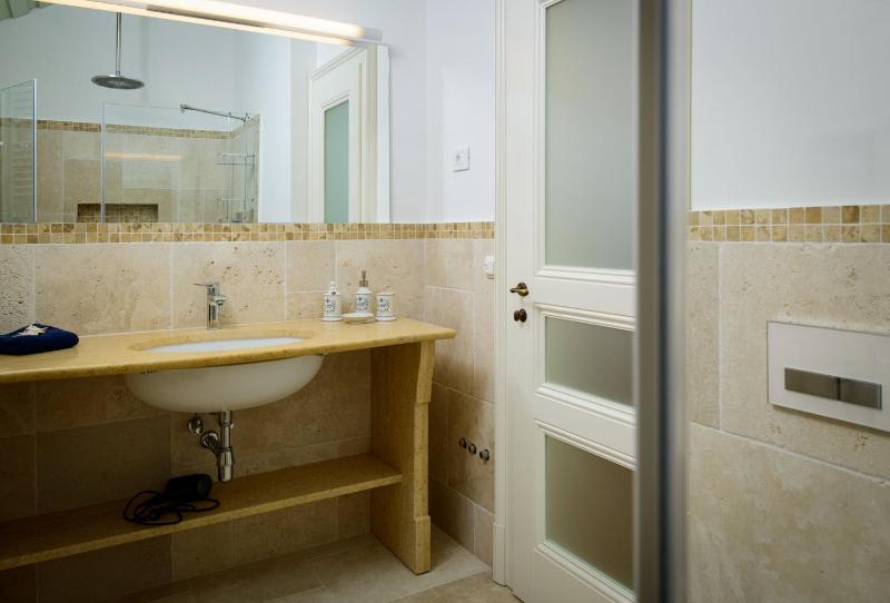Elegant Brac Villa 4 Bedrooms Villa Shoreline Serenity Stunning Sea Views - image 10