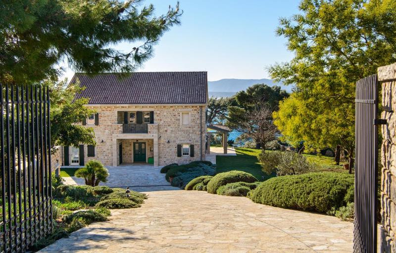 Elegant Brac Villa 4 Bedrooms Villa Shoreline Serenity Stunning Sea Views - image 26