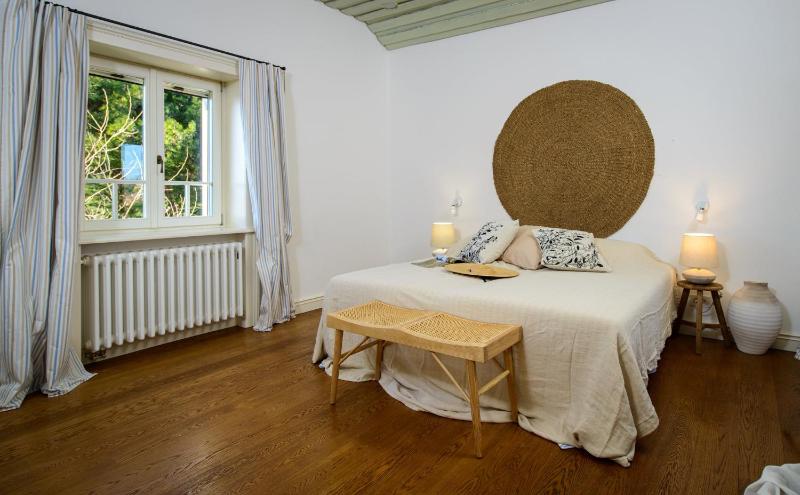 Elegant Brac Villa 4 Bedrooms Villa Shoreline Serenity Stunning Sea Views - image 6