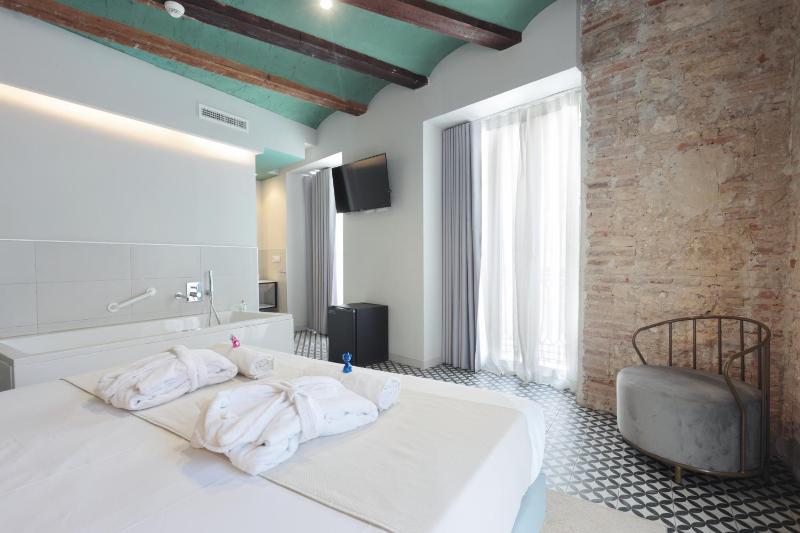 Deluxe Double Room with Spa Bath  image 4