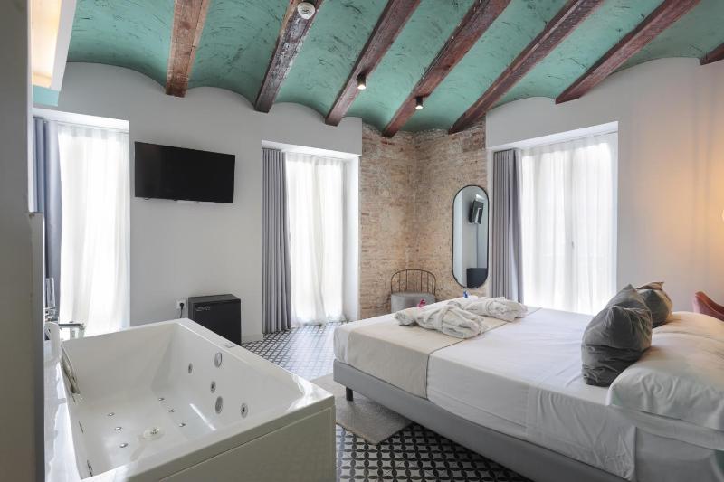 Deluxe Double Room with Spa Bath  image 2