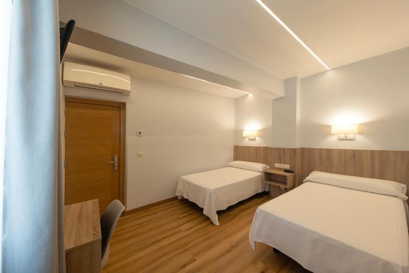 Twin Room image 3