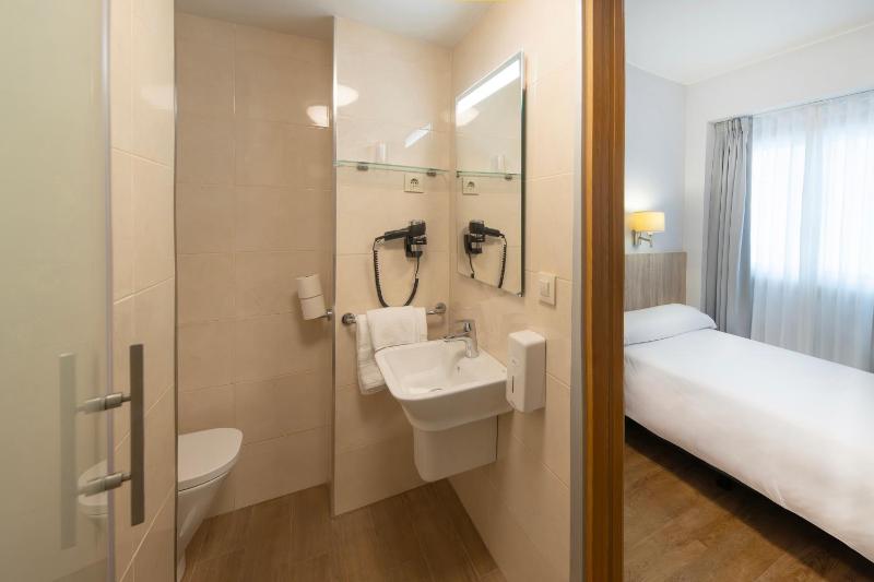 Single Room image 4