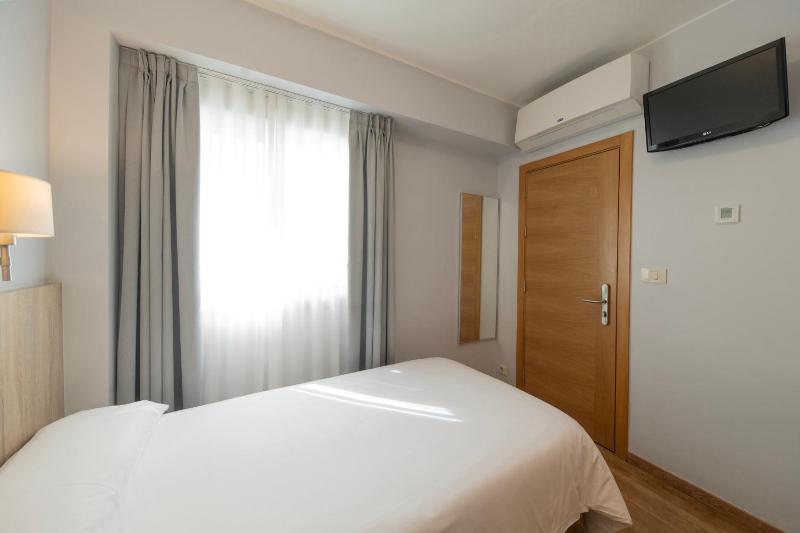 Single Room image 3