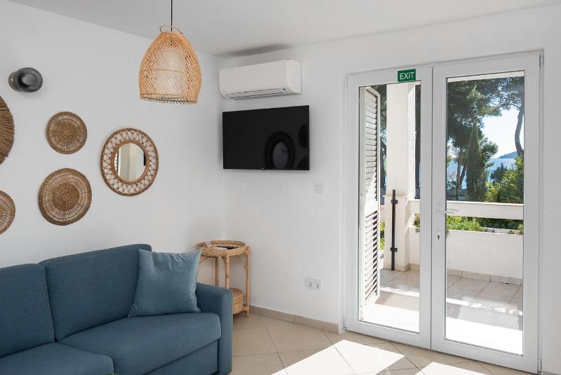 One-Bedroom Apartment with Sea View image 3