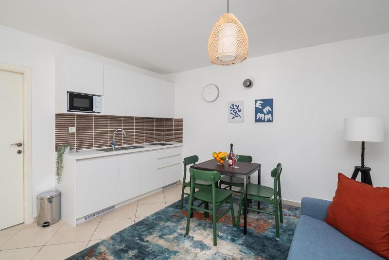 One-Bedroom Apartment with Sea View image 4