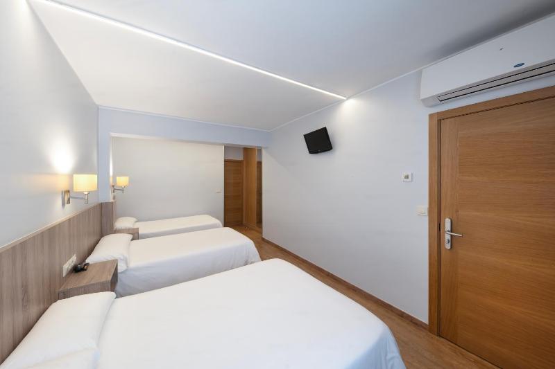 Quadruple Room image 4