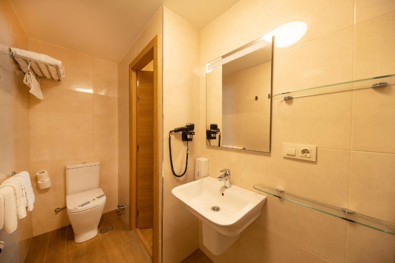 Quadruple Room image 2
