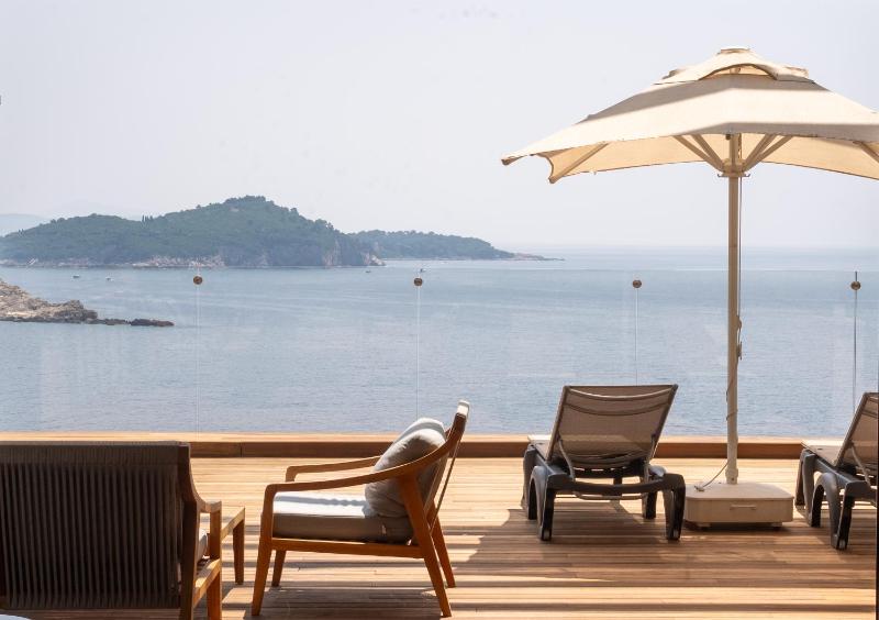 Executive Suite with Balcony and Sea View image 3