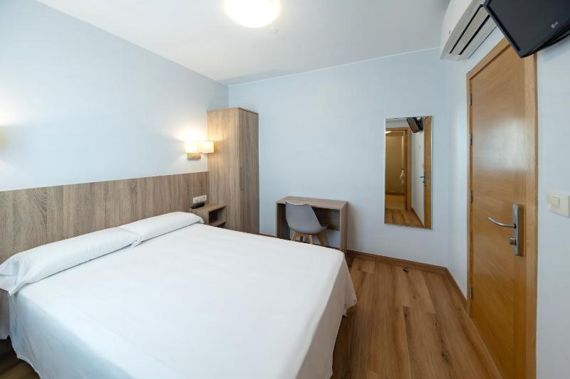 Economy Double Room image 3