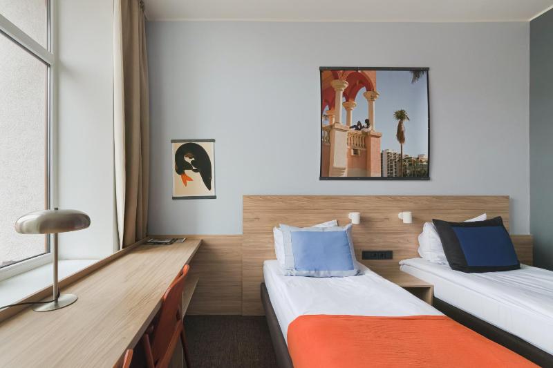 Refurbished Standard Twin Room image 3