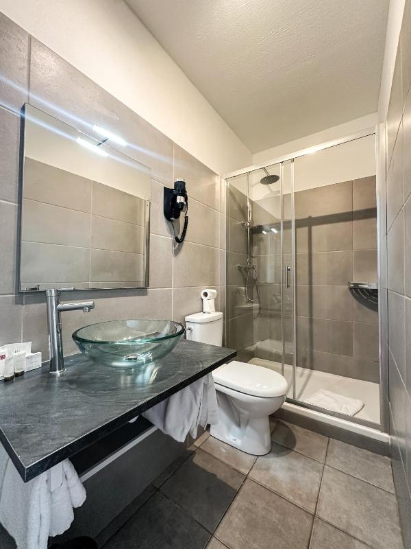 Standard Double Room image 3