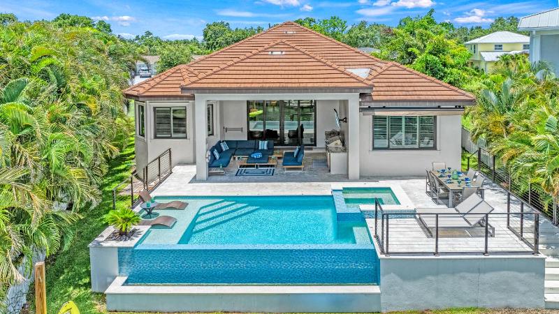 Luxury Sarasota Waterfront Home - Pool Boat Dock & Near Siesta Key Beach - image 1