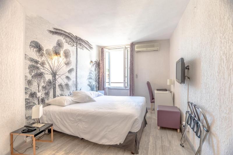 Classic Double or Twin Room image 3