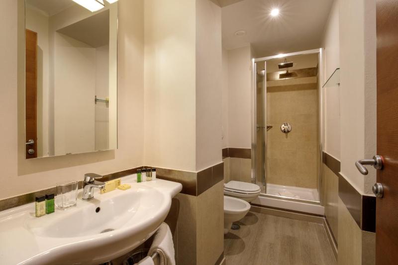 Standard Double or Twin Room image 4