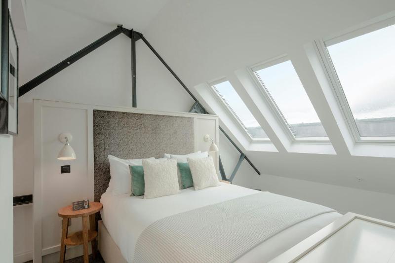 One-Bedroom Loft Double Suite with Sofa Bed and City View image 1