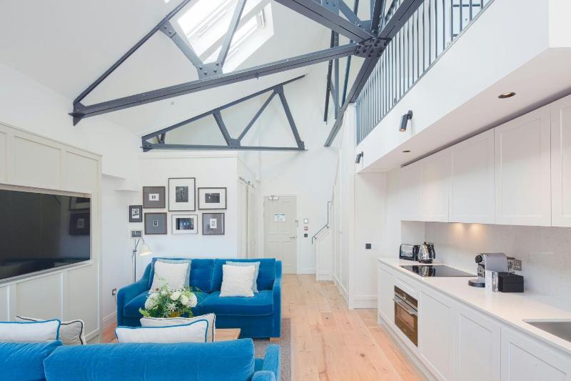 One-Bedroom Loft Double Suite with Sofa Bed and City View image 3