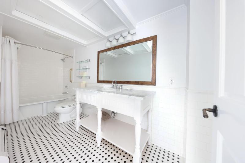 Deluxe Queen Room - Main Building image 3