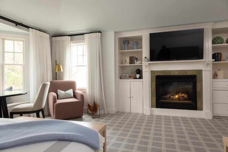 Deluxe Cottage Room with Two Queen Beds image 3