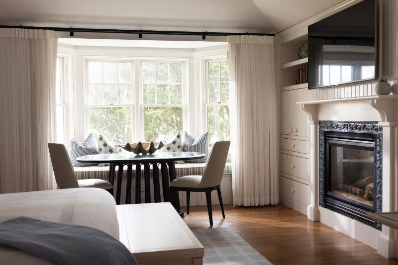 Deluxe King Cottage image 3