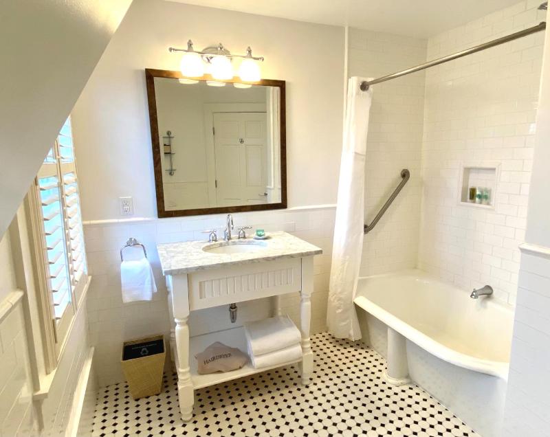 Deluxe Queen Room - Main Building image 3